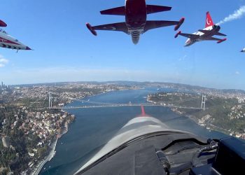 Türk Yıldızları İstanbul’u böyle selamladı!