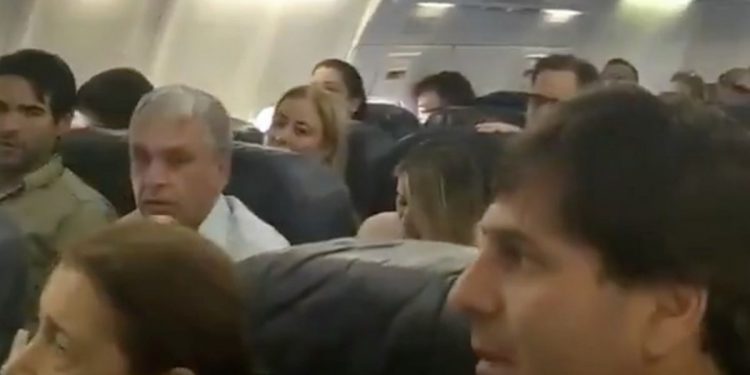 Yolcular acil inişi duyunca dua etmeye başladı