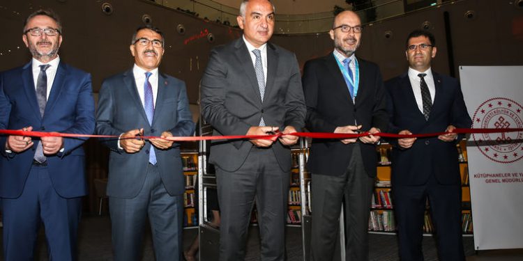 Bakan Ersoy İstanbul Havalimanı kütüphanesini açtı