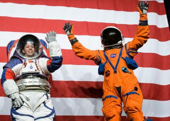 NASA yeni nesil uzay giysilerini tanıttı