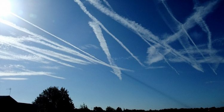 Uçakların arkasındaki izler nasıl oluşur?