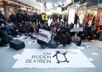 Berlin Tegel Havalimanı’nda iklim protestosu!