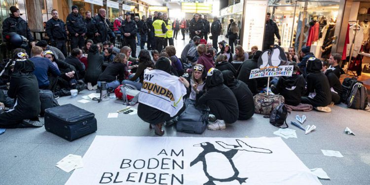 Berlin Tegel Havalimanı’nda iklim protestosu!