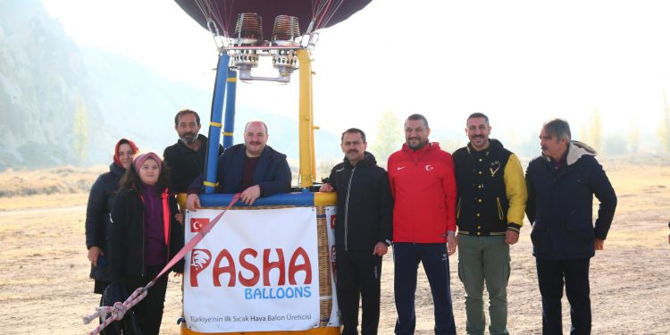 Bakan Varank ilk yerli balon ile uçtu