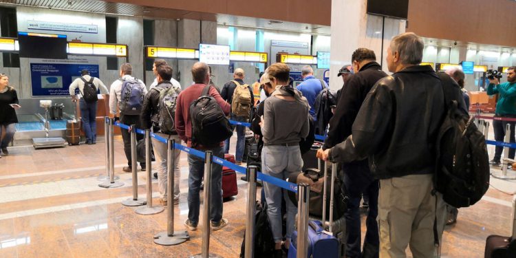 Petrol işçileri Basra Havalimanı’ndan kaçıyorlar