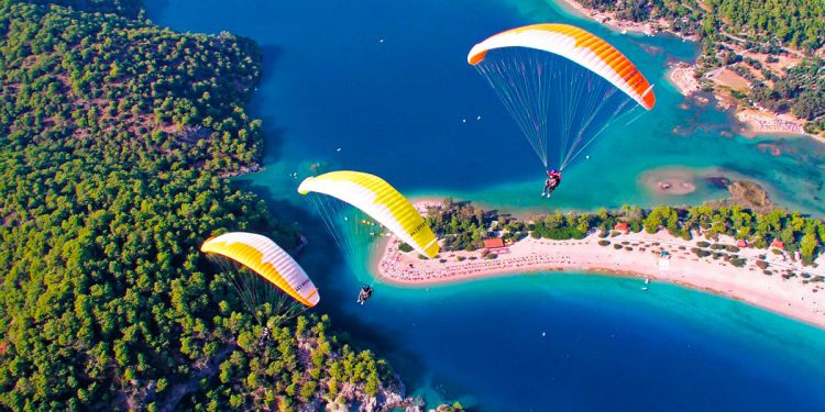 Fethiye Ölüdeniz’de yamaç paraşütü keyfi