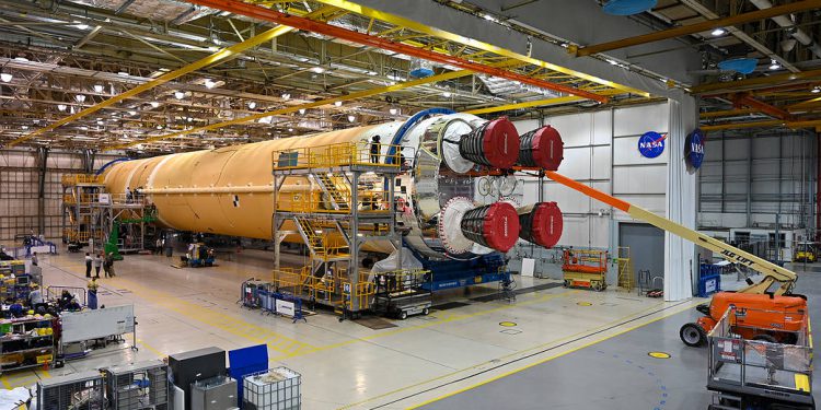 Ay’a astronot götürecek roket testlere hazır