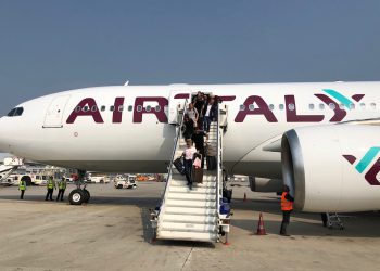 Bir havayolu daha uçuşlarını durdurdu