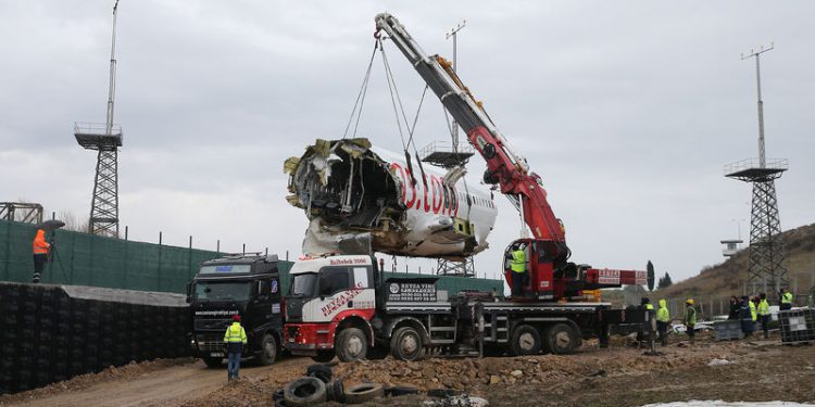Kaza yapan uçağın gövdesi kaldırıldı