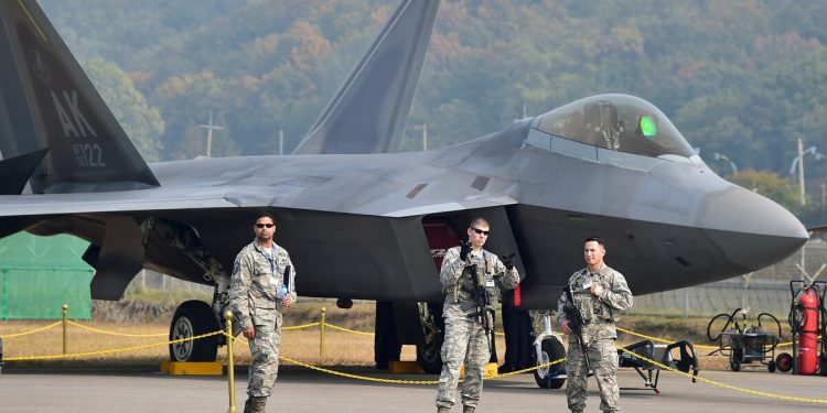 Dünyanın en pahalı savaş uçağı F-22 Raptor