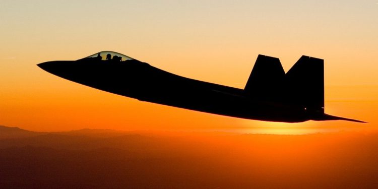 Dünyanın en pahalı savaş uçağı F-22 Raptor