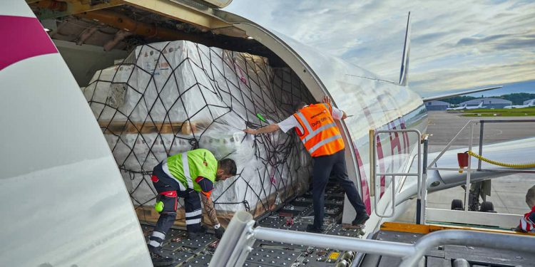 Kargo uçaklarından yoğun uçuş…