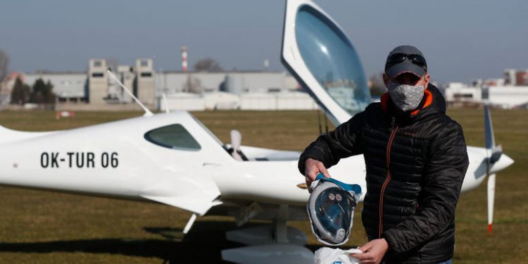 Pilotlar kendi uçaklarıyla maske dağıtıyor