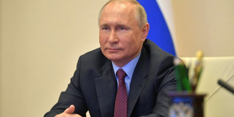 Putin: İnsanlı uzay programları önceliğimiz