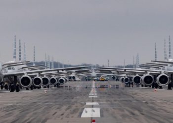 Dünyadaki uçak seferleri yarıya yakın azaldı