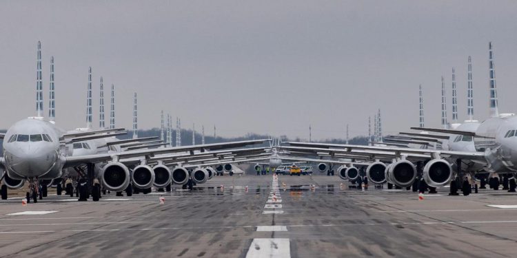 Dünyadaki uçak seferleri yarıya yakın azaldı