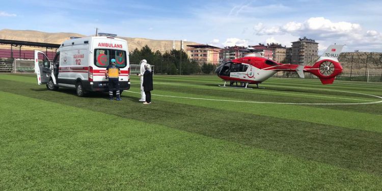 Ambulans helikopter kalbi duran yaşlı hasta için havalandı