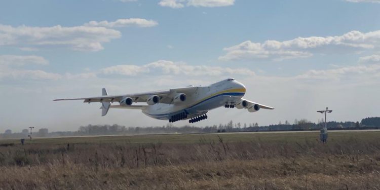 En büyük kargo uçağı An-225 COVID-19 görevinde