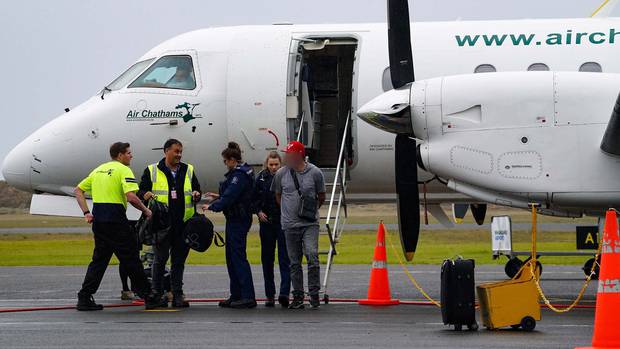 Maske takmayan yolcuya gözaltı