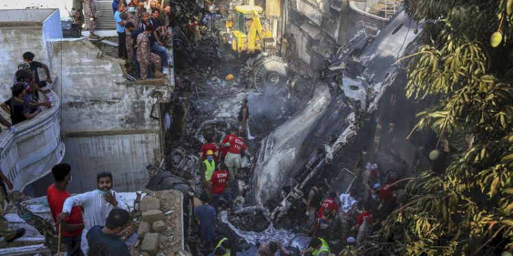 Pakistan’da düşen uçakta 2 kişi kurtuldu