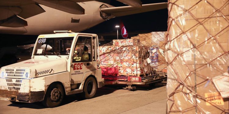 Tıbbi malzeme taşıyan uçak Tunus için havalandı