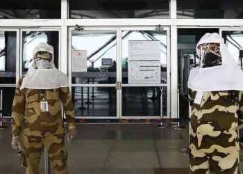 Korona yüzünden 54 gündür havalimanında yaşıyor