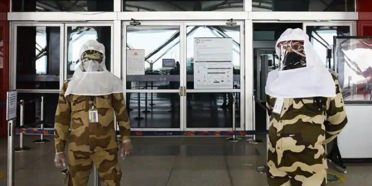 Korona yüzünden 54 gündür havalimanında yaşıyor