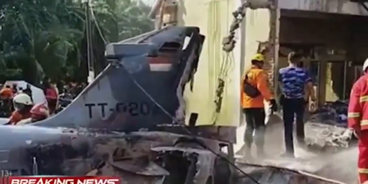 Endonezya’da savaş uçağı evlerin üzerine düştü