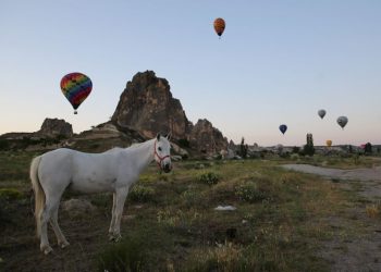 Kapadokya semaları sıcak hava balonlarıyla renklendi