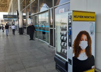 Sabiha Gökçen’e maske ve dezenfektan otomatı
