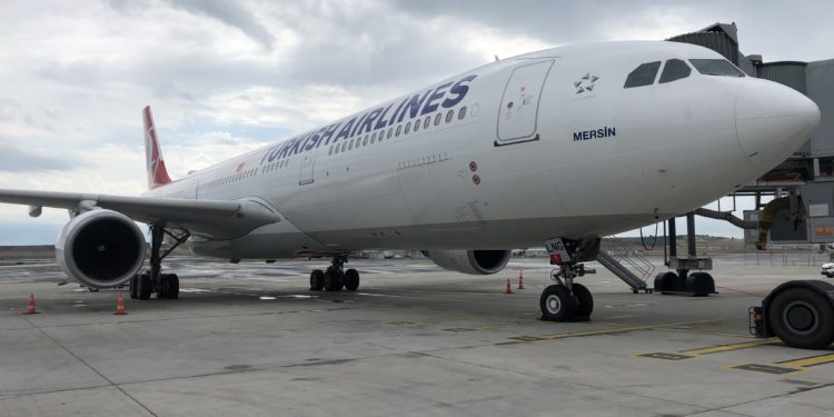 THY 253 uçağını gökyüzüyle buluşturdu