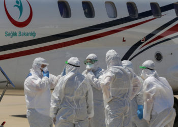 Covid-19 hastaları ambulans uçakla getirildi