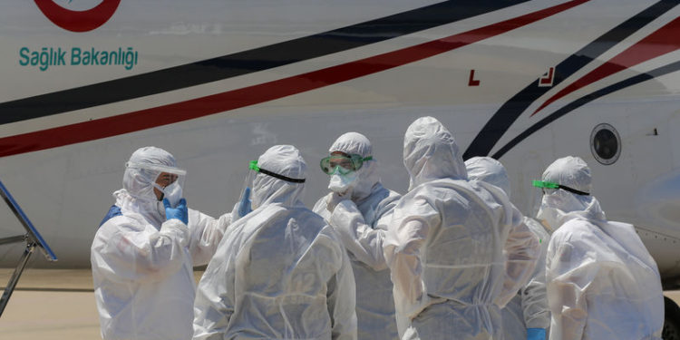 Covid-19 hastaları ambulans uçakla getirildi