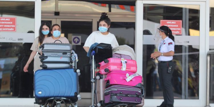 İngiliz turistler Antalya’ya gelmeye başladı