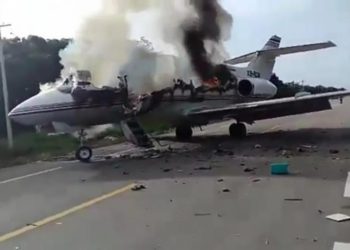 Otoyola iniş yapan iş jeti alev aldı