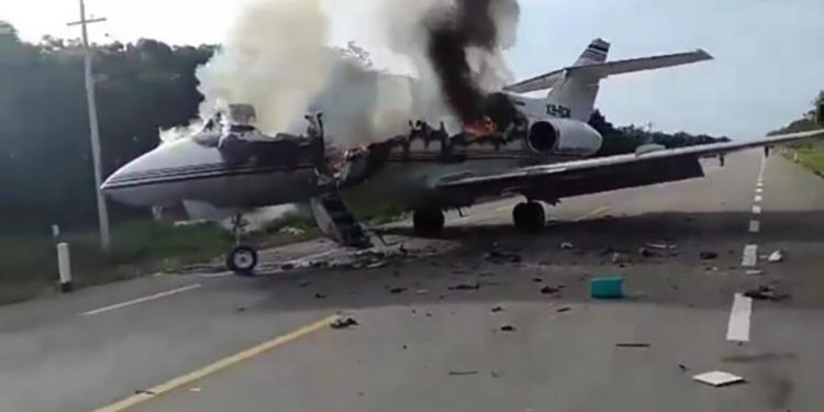 Otoyola iniş yapan iş jeti alev aldı