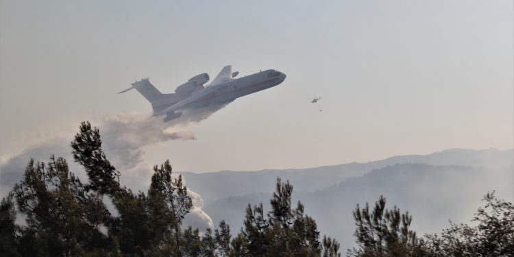 İzmir’deki yangına 2 uçak ve 13 helikopterle müdahale ediliyor