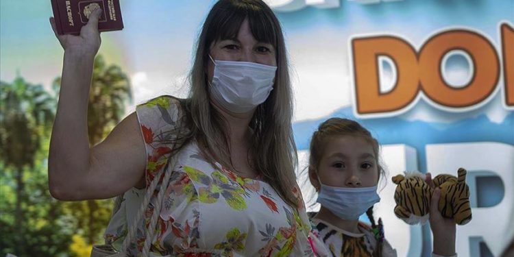 Antalya’ya ilk Rus turist kafilesi geldi