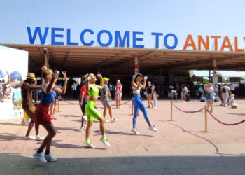 Antalya’ya iki günde yaklaşık 40 bin Rus turist geldi