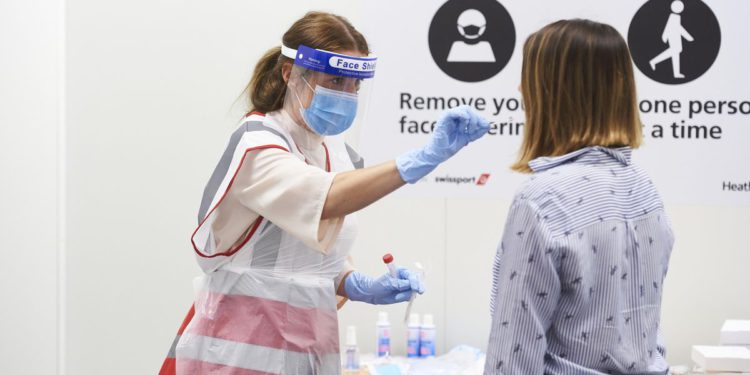 İngiltere karantina yerine havalimanında “hızlı test” yapacak