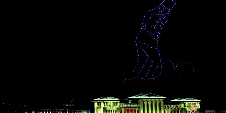 300 drone ile “30 Ağustos” kutlaması