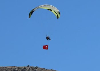 Paraşütçüler 850 metrede Türk bayrağı açtılar