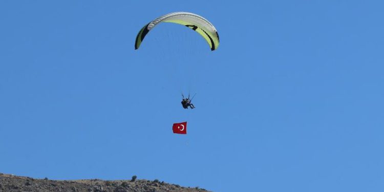 Paraşütçüler 850 metrede Türk bayrağı açtılar