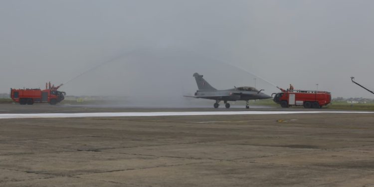 Hindistan Rafale savaş uçaklarını törenle karşıladı