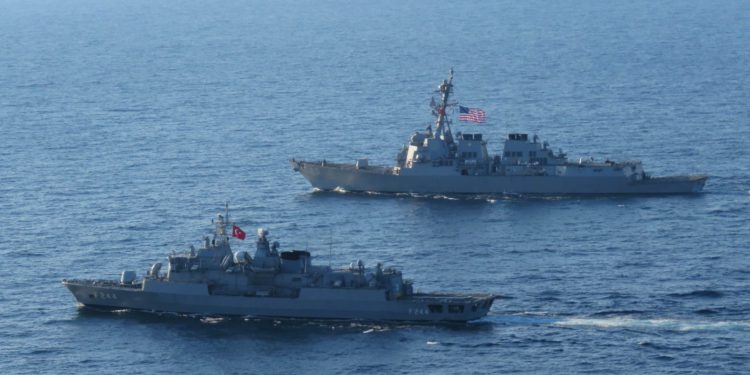 Türkiye ile ABD Karadeniz’de geçiş eğitimi gerçekleştirdi