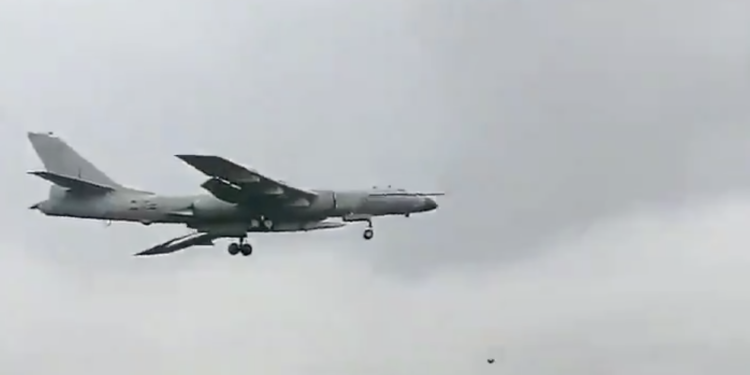 Çin’in bombardıman uçağı hipersonik füze ile gözüktü