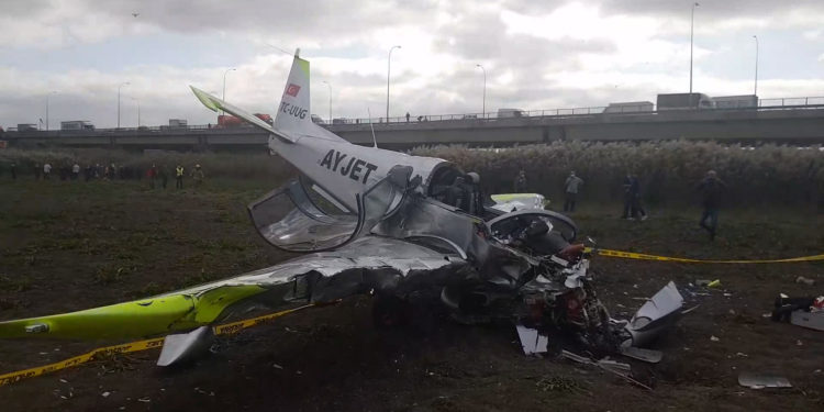 Büyükçekmece’de Ayjet’in eğitim uçağı düştü