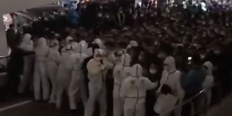 Çin’deki havalimanında kaos, 14 bin kişi karantinaya alındı!