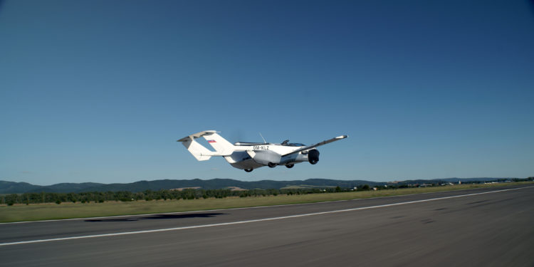 Karada, havada ve suda gidebilen arabalar geliyor