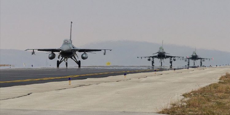 Türk ve İngiliz jetleri Konya’da eğitim uçuşu gerçekleştirdi